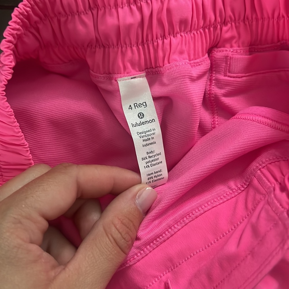 Lululemon hotty hot shorts 2.5” - Picture 2 of 3